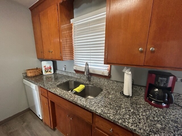 window in kitchen for maximum light - 7215 18th Ave S