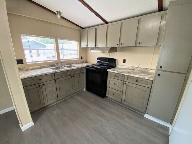 Building Photo - Affordable 2BR / 1BA in Sulphur, LA | Water, Trash & Lawn Care Included