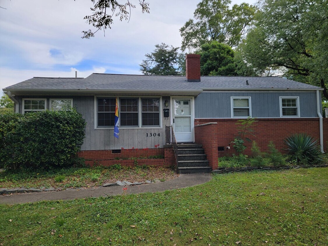 Primary Photo - 3 Bedroom 2 Bathroom House