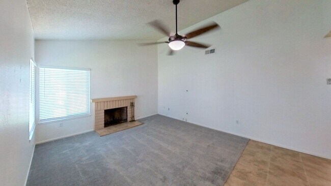 Foto del edificio - 4 Bedroom 2 Bath Home Located in Riverside!