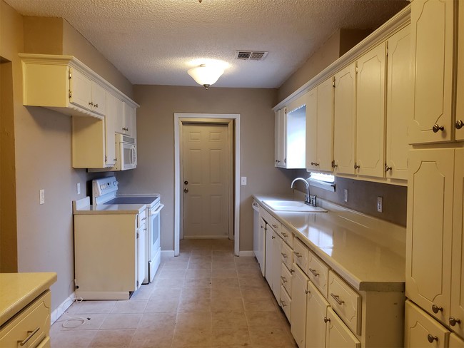 Building Photo - 103 Meadowbrook Dr