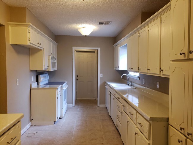 Foto del edificio - 103 Meadowbrook Dr