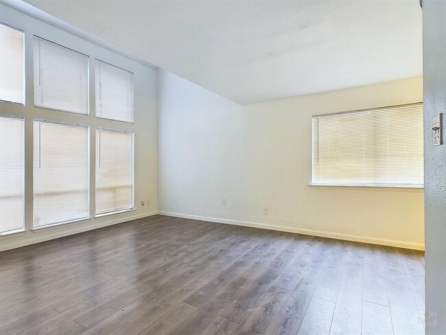 Foto del edificio - 2124 Burton Dr