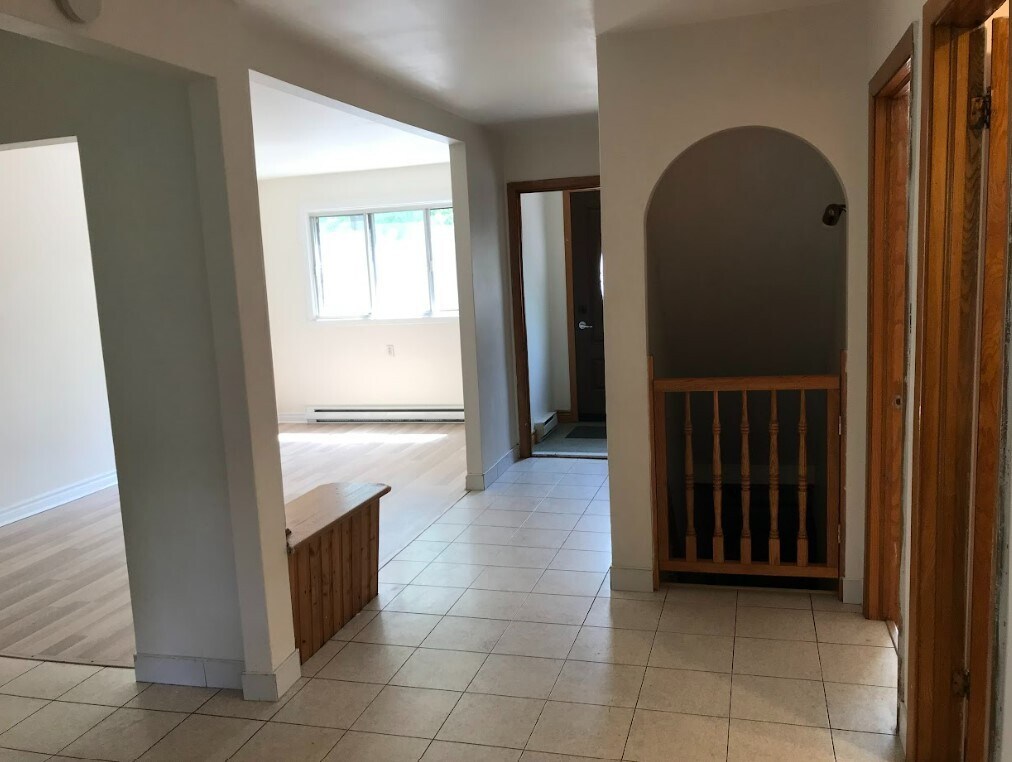 living room/main entrance/basement access - 9035 Rue Boivin