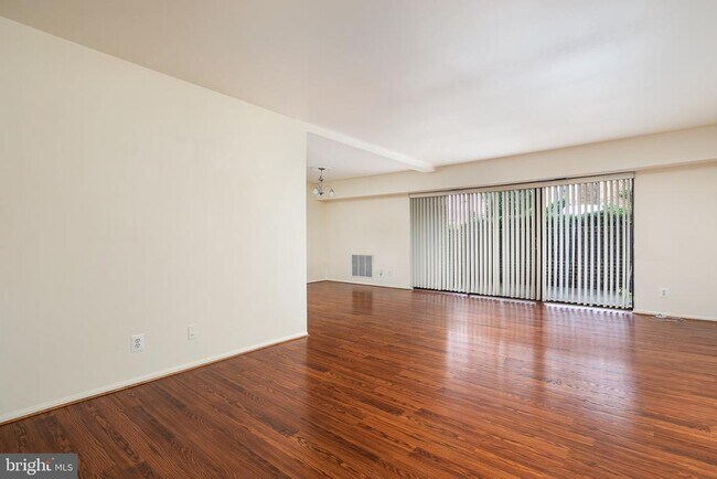 Foto del edificio - 7800 Inverton Rd