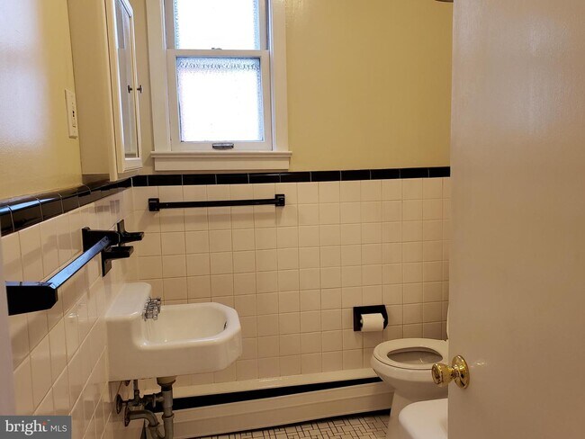Building Photo - 427 Monmouth St