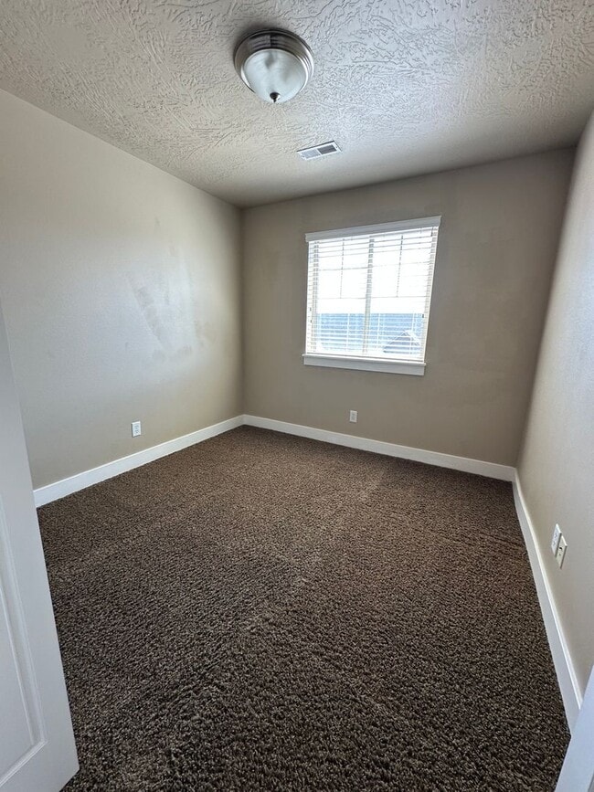 Foto del edificio - Dog friendly 3 Bedroom 2.5 Bath town home in Provo.