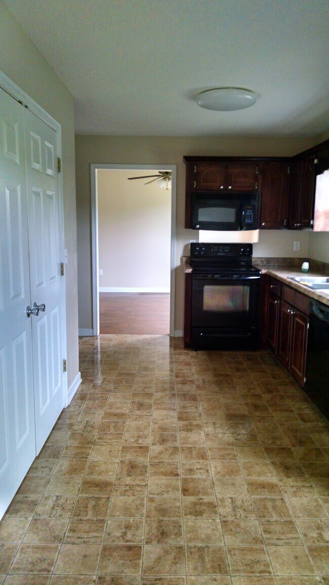 Amplia cocina con zona de desayuno. - 4803 Marion Ripley Rd