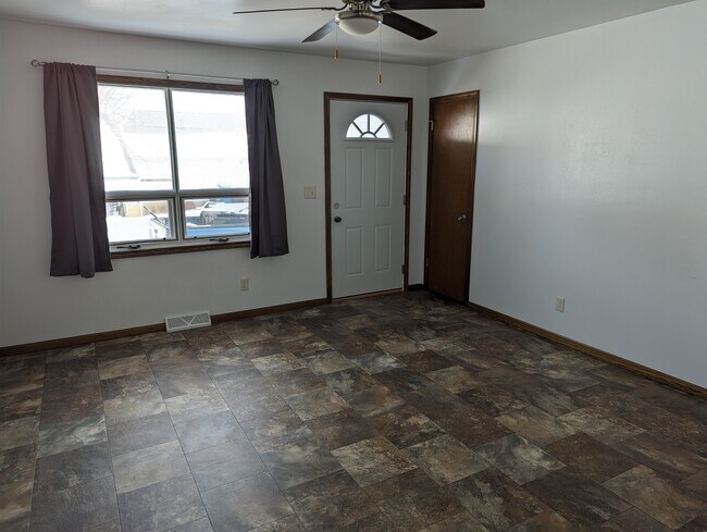 Building Photo - 283 E Oak St