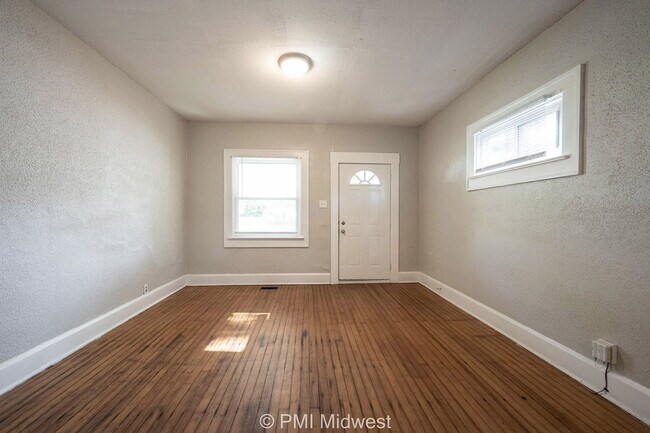 Foto del edificio - "Charming 3-Bed Duplex Gem in Indianapolis – Spacious 1300 Sq Ft Haven!"