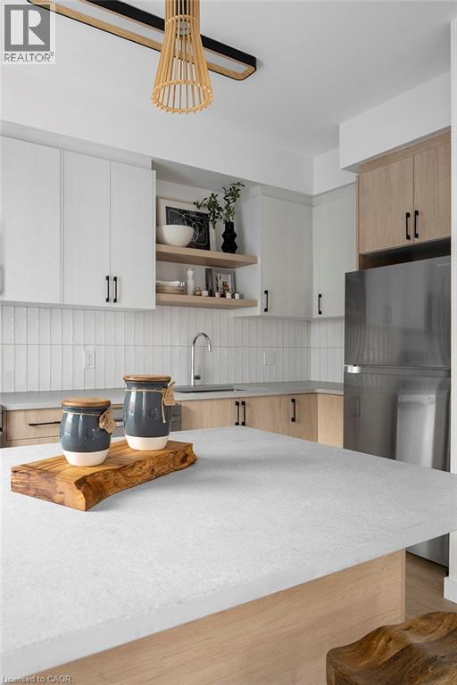 Building Photo - 15 Cedar St N