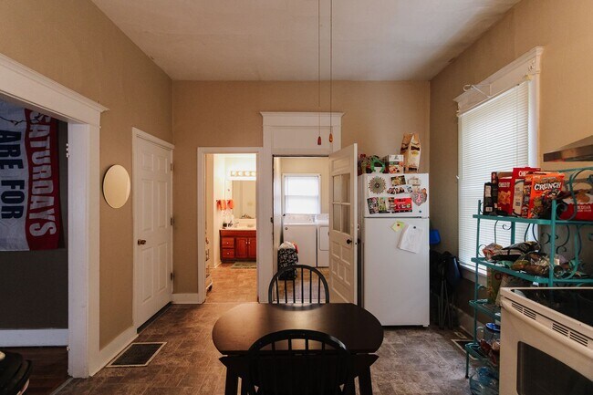 Building Photo - Preleasing for August 2026! 3 Bedroom, 1 b...