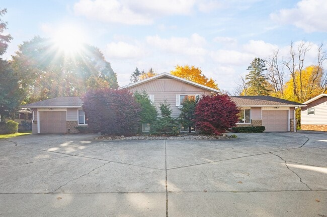 Building Photo - 1332 W Glenlord Rd