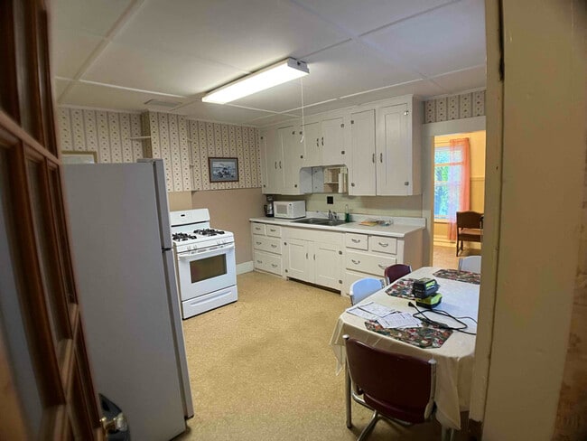 Building Photo - 64 Elm St