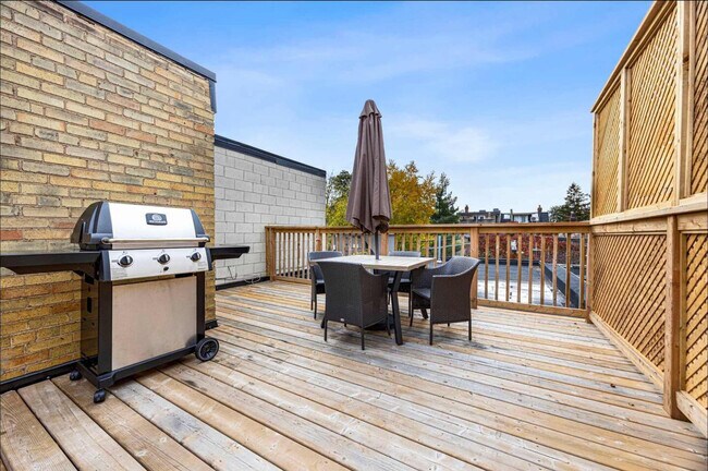 Photo du bâtiment - 557 St Clair Ave W