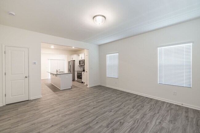 Foto del edificio - BEAUTIFUL End Unit 2 Bedroom Townhome in Pineville - MOVE IN READY MARCH 2026