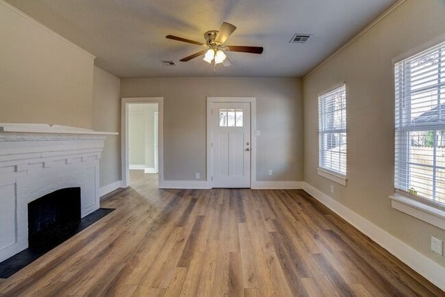Building Photo - Dreamy Craftsman 3/2 Expertly Remolded