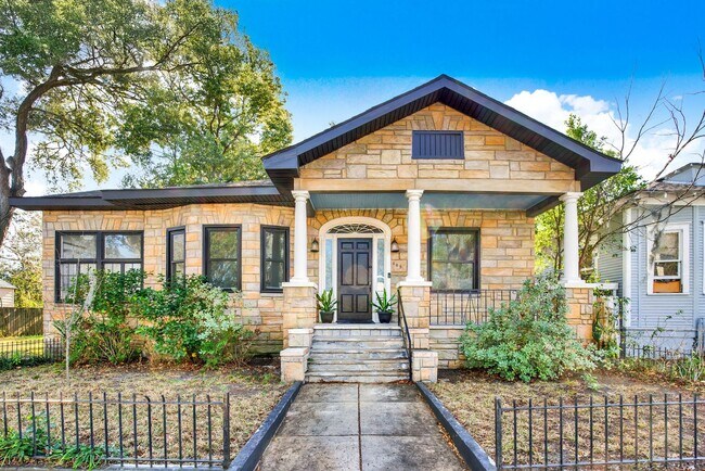 Building Photo - Thomas Square Home