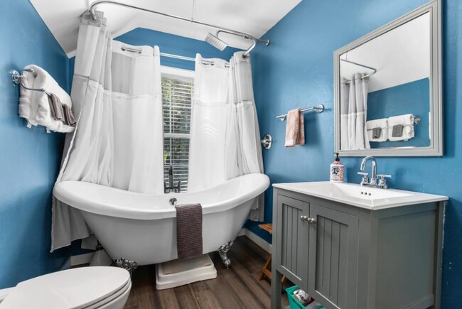 Baño 2 - 603 S Locust St