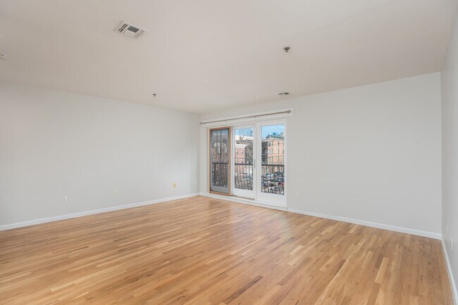 Building Photo - 536 Grand St