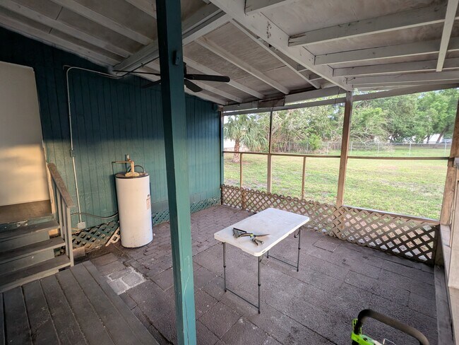Foto del edificio - 2915 Winter Lake Rd