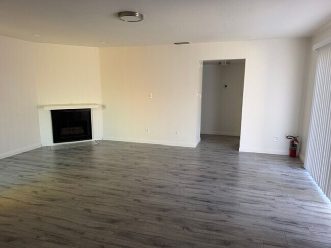 Foto del edificio - 5301 Bellflower Way