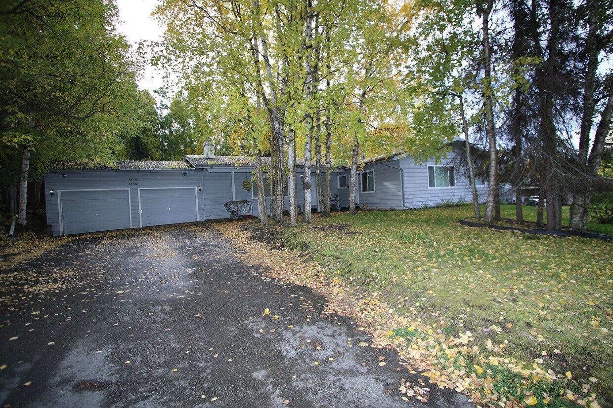 Foto principal - 2 bedroom Unit with 1 Car Detached Garage!