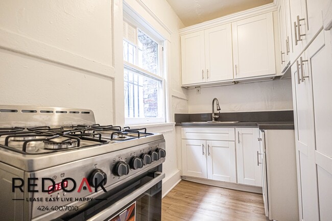 Building Photo - 1420 S Bonnie Brae St