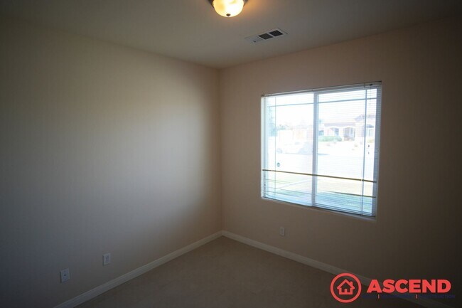 Foto del edificio - Charming 3 Bed / 2 Bath Home with Garage in Bakersfield!