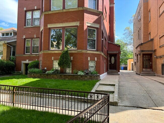 Building Photo - 2043 E 72nd Pl