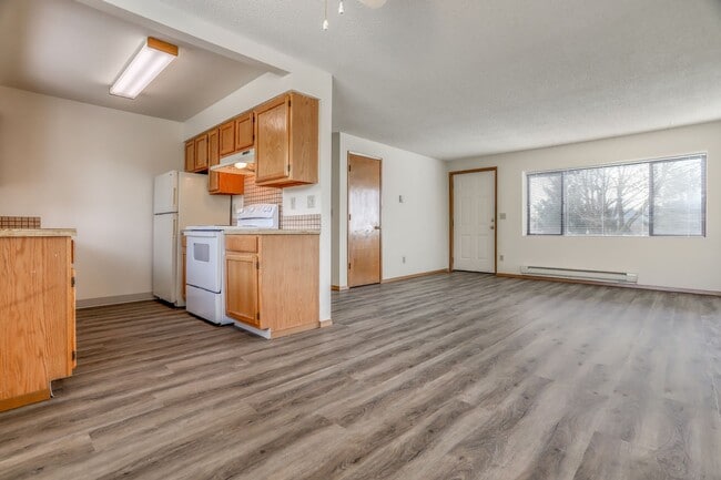 Building Photo - 2 Bedroom Duplex W/ attached garage in Was...