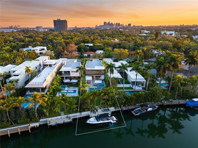 Foto del edificio - 707 NE 77th St