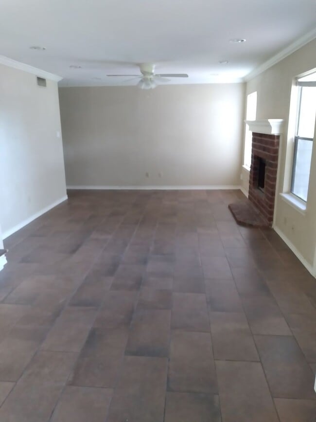 Foto del edificio - 4 bedroom 2.5 bathroom