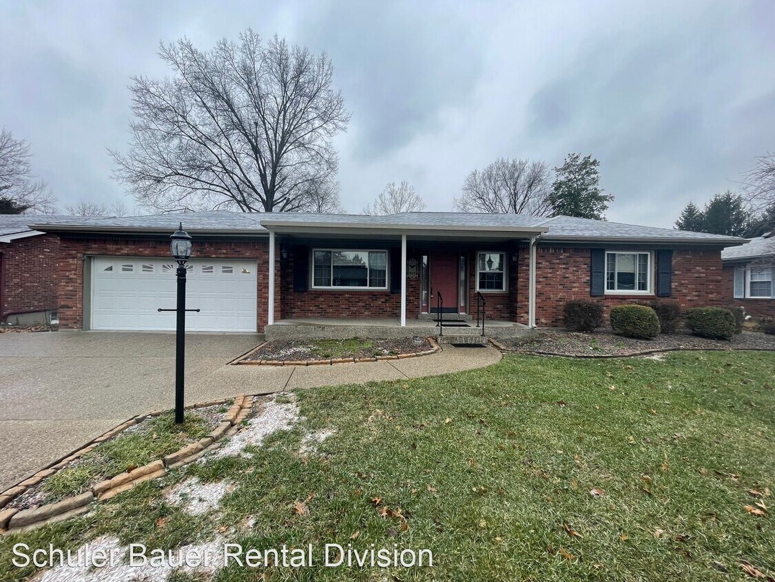 3 br, 2.5 bath House 1428 McCartin Dr, House Rental in New Albany