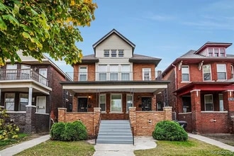 Building Photo - 310 Hendrie St