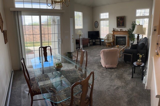 Comedor / sala de estar - 701 Glen Ct