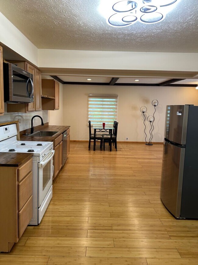 Foto del edificio - 3 Bedrooms One Floor Ranch House with 2 car attached garage in Lyndhurst