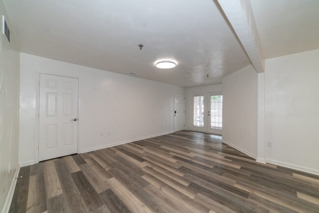 Photo - Collegiate Court Apartments