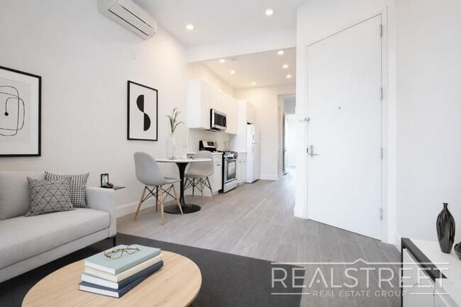 Building Photo - Super Bright 2 BED w LAUNDRY IN-Unit!