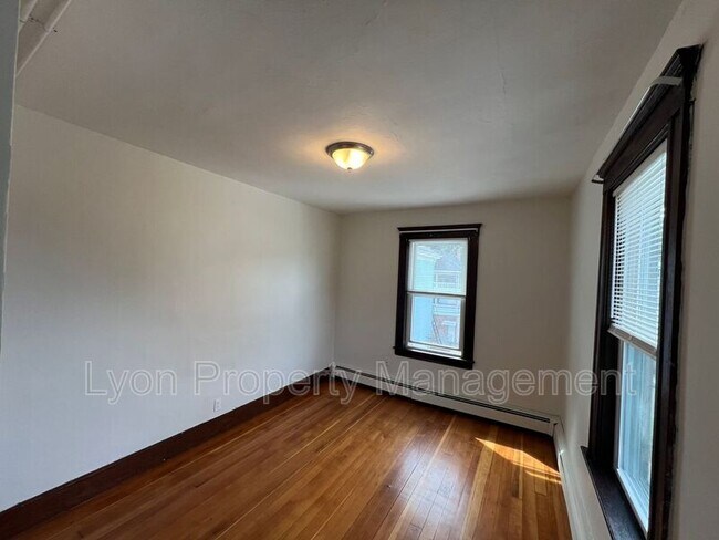Building Photo - 156 Bennett St