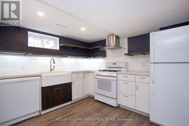 Building Photo - 54 Chadburn St