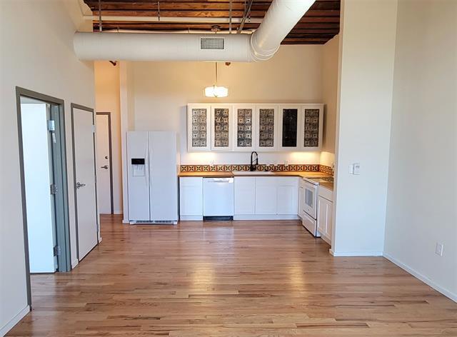 Primary Photo - 201 E Chambers St