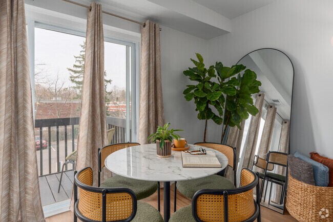2 habitaciones, 1 baño - 895 pies cuadrados - Comedor - Top Of The Hill Apartments