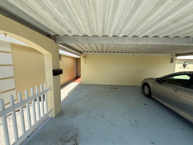 Foto del edificio - 5835 Tidewood Ave