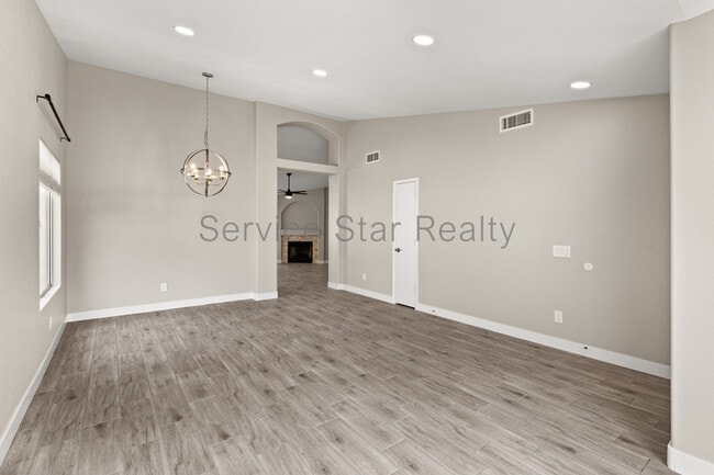 Foto del edificio - 1408 E Carson Rd