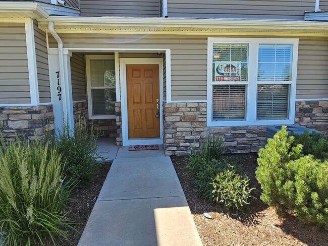 Building Photo - Beautiful townhome with 3 bedrooms - 2 1/2...