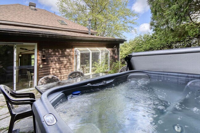 Building Photo - 1690 Rue Principale