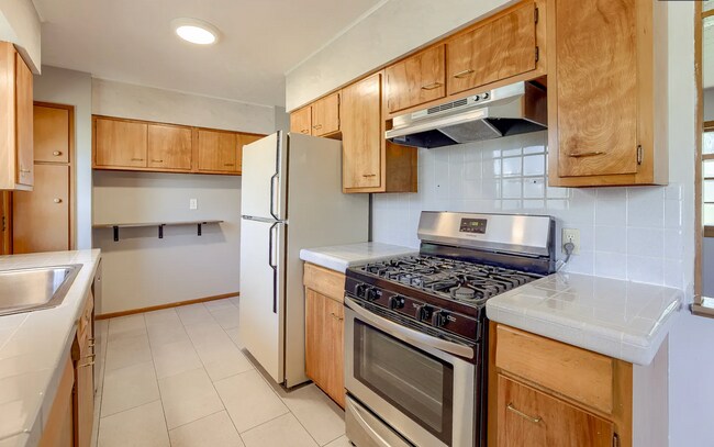 Building Photo - Must See 3 Bedroom with Private Backyard!!