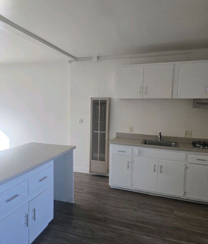 Building Photo - 611 10th St