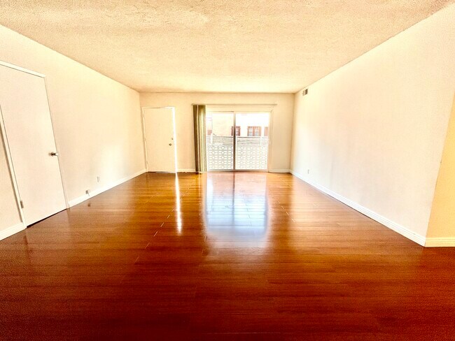 Foto del edificio - 1065 S Holt Ave